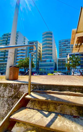 Apartamento em condomínio à beira-mar, pé na areia
